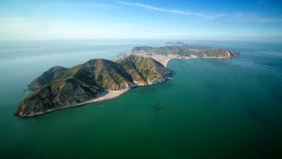 海防預(yù)警方案、海防監(jiān)測(cè)和預(yù)警監(jiān)控系統(tǒng)適合采用制冷型光電轉(zhuǎn)臺(tái)球型攝像機(jī)作為前端硬件